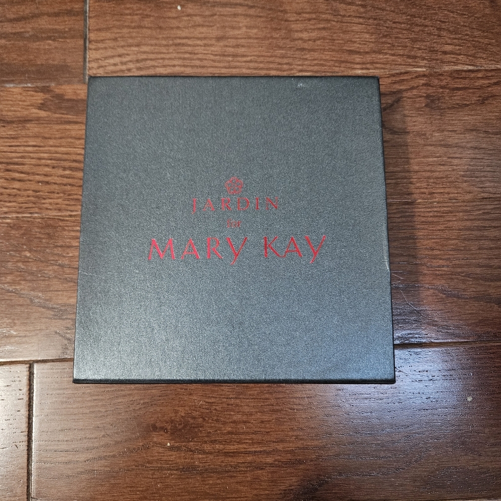 Mary Kay gold chain necklace